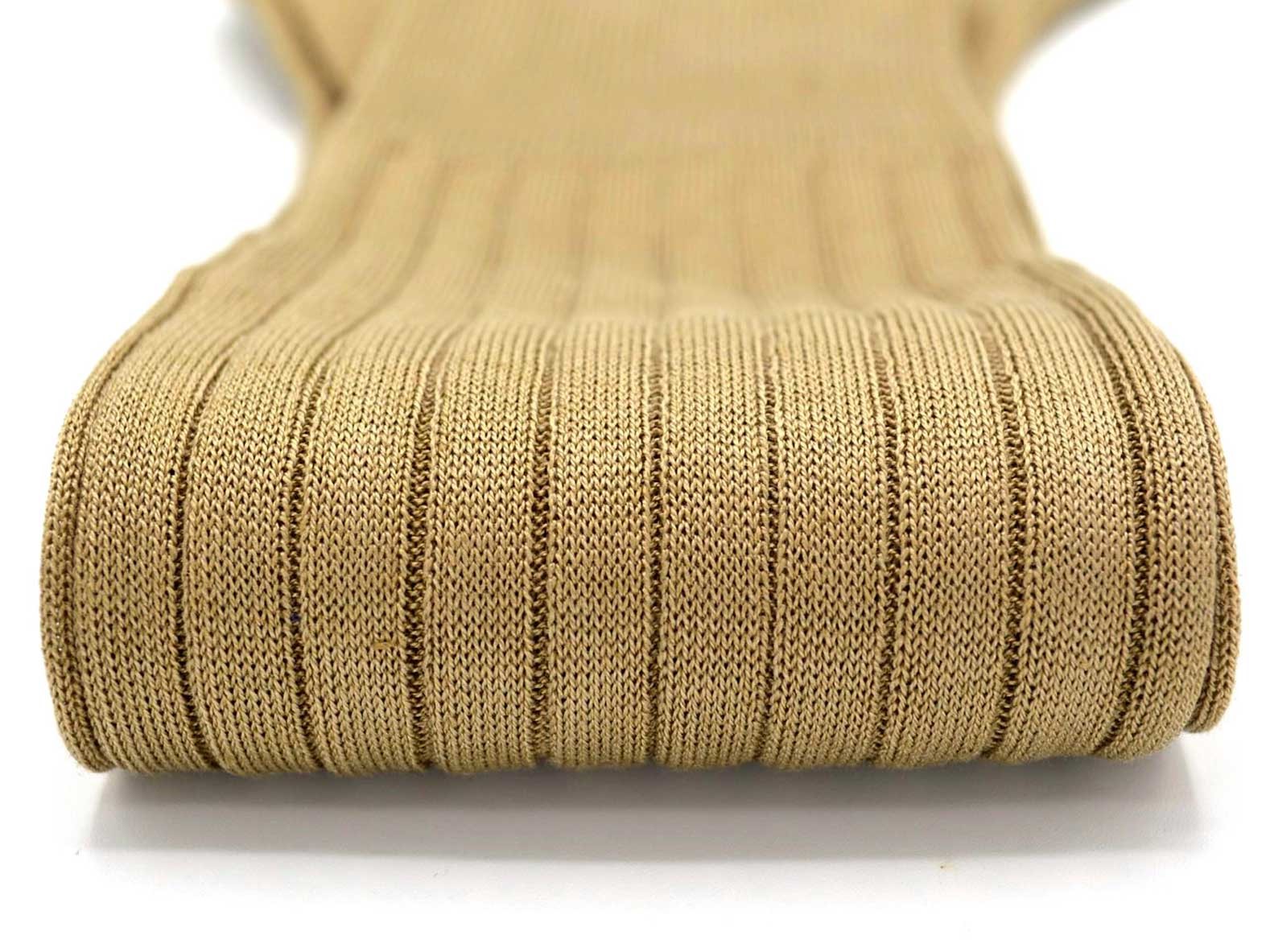 chaussettes-montantes-mi-bas-unies-beige-sable-en-pur-fil-d'écosse-remaillées-à-la-main-pour-hommes